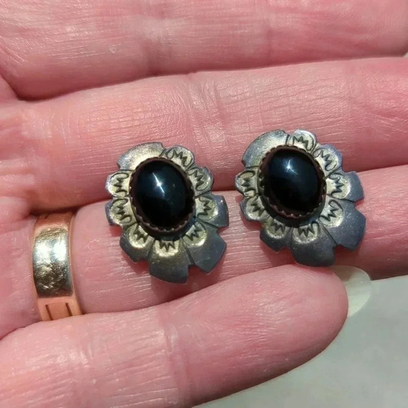 Navajo Silver Onyx Earrings - Picture 4 of 5